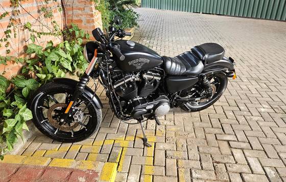 HARLEY-DAVIDSON SPORTSTER IRON 883 